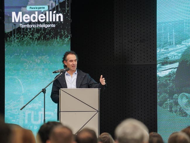 El alcalde resaltó que Medellín avanza hacia el futuro con tecnología, educación y bienestar como motores de cambio. | Foto: Caracol Radio