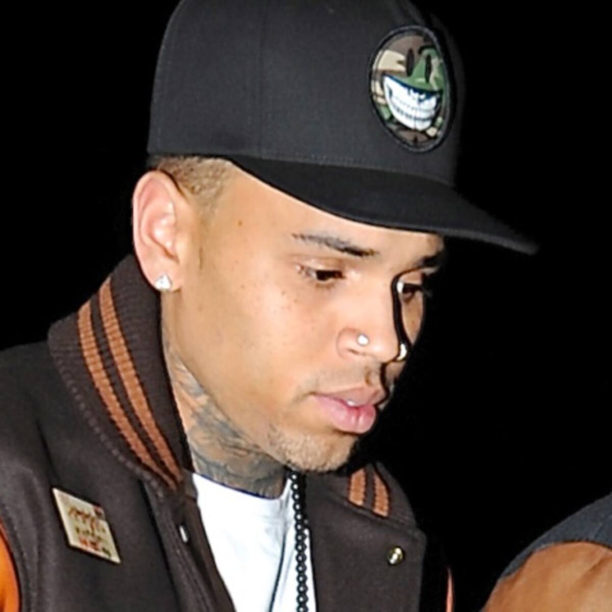 Chris Brown fue expulsado de un jet privado por fumar marihuana