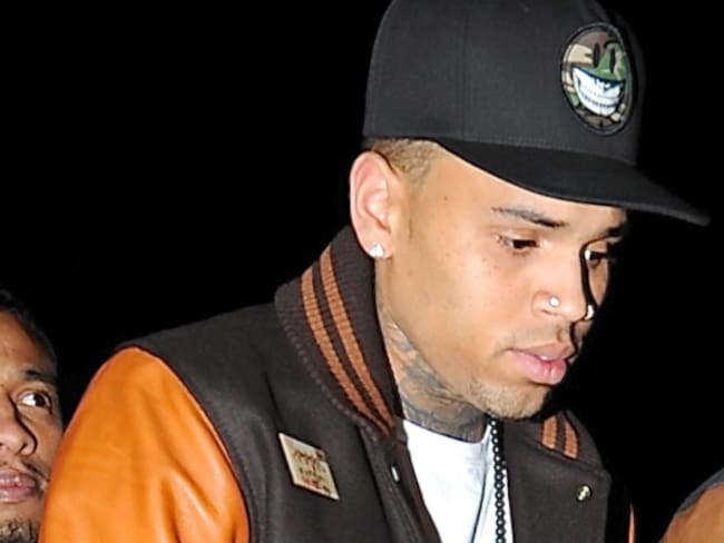 Chris Brown fue expulsado de un jet privado por fumar marihuana