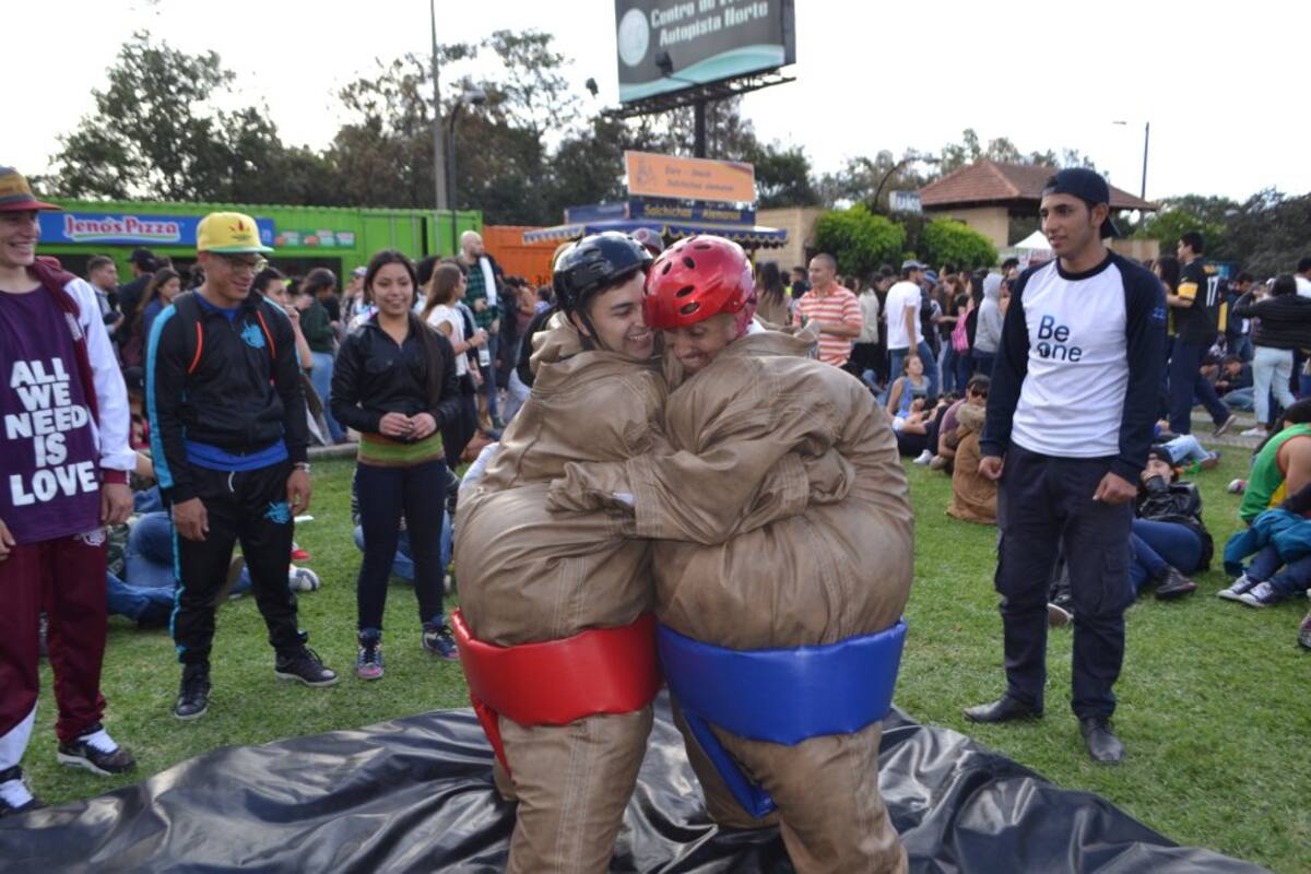 Además, se realizaron actividades deportivas como: escalar en muros, canchas de fútbol-playa y voleibol sobre la arena. 