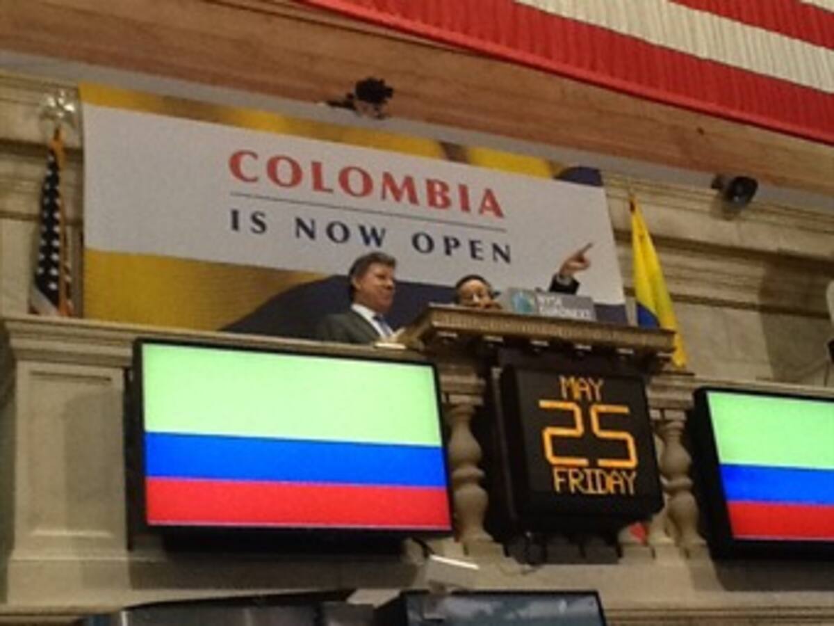 La bandera de Colombia adorna la bolsa de Nueva York luego de que Santos tocara la campana inicial