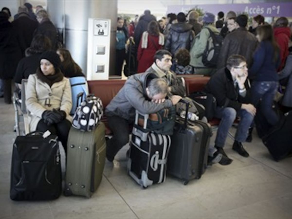 Cientos de viajeros pasaron la Nochebuena en aeropuertos de París y Bruselas