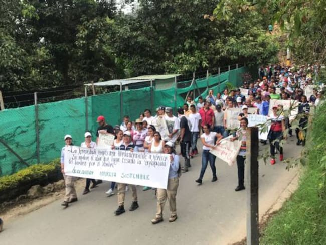 Mineros protestan por cancelación de subcontratos de la empresa Continental