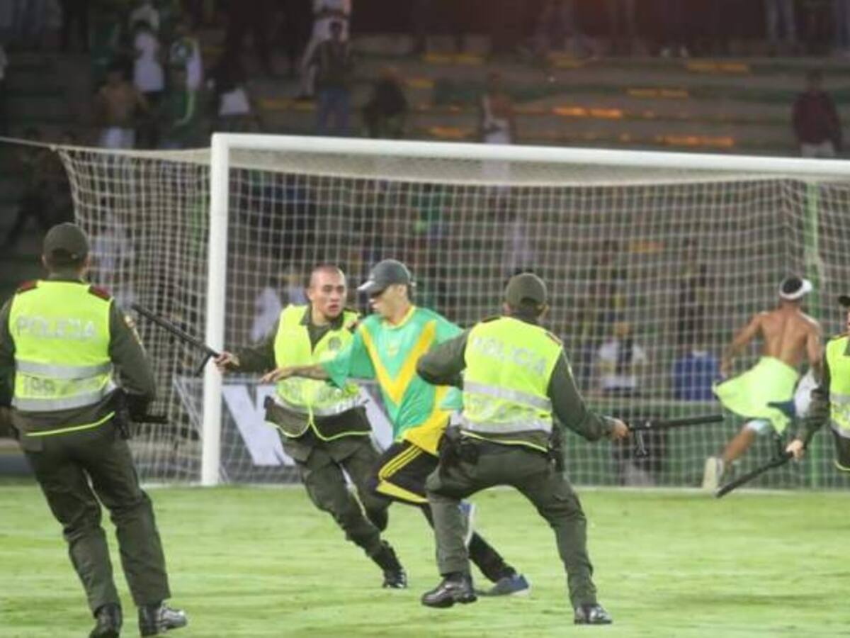 (VIDEO) Batalla campal entre “hinchas” Quindío y policía en estadio Armenia