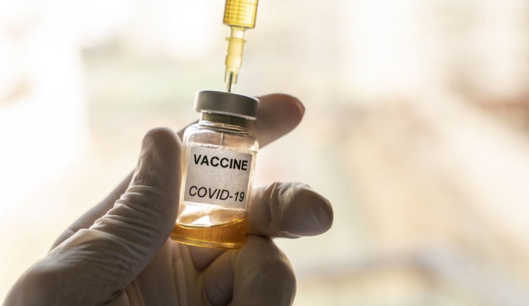 Mientras los casos aumentan, las autoridades siguen con la vacunación contra el COVID.