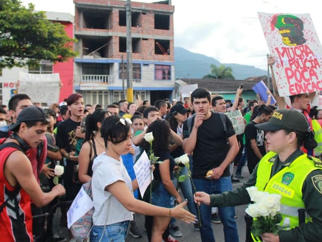 Policías dieron flores y abrazos a los manifestantes