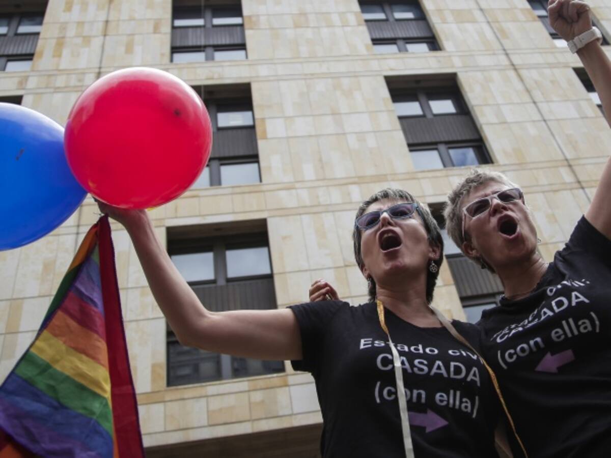Miembros de la comunidad LGTBI celebran fallo de matrimonio igualitario