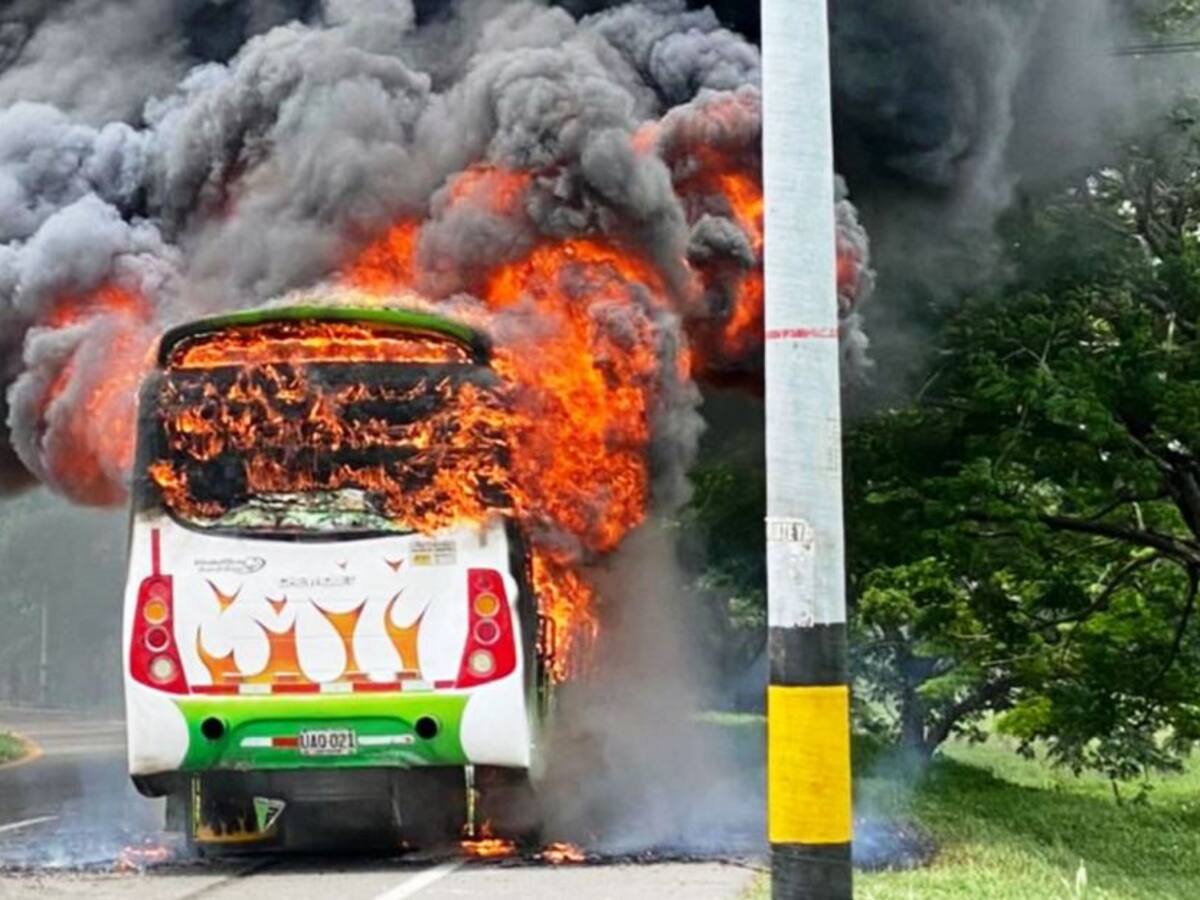 Incendio por fallas eléctricas de bus en La Cordialidad en Cartagena