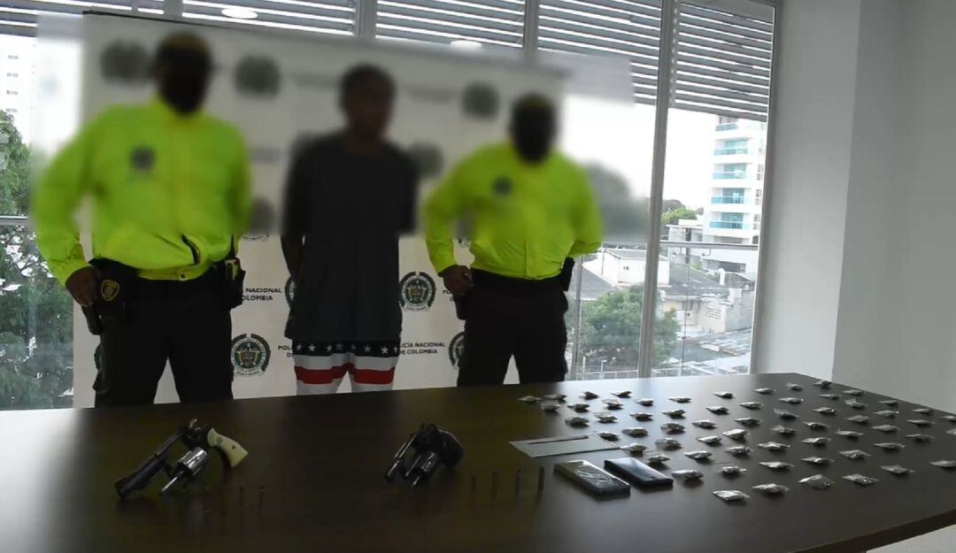 La institución confirmó la captura de un hombre a quien le incautaron armas y dosis de estupefacientes