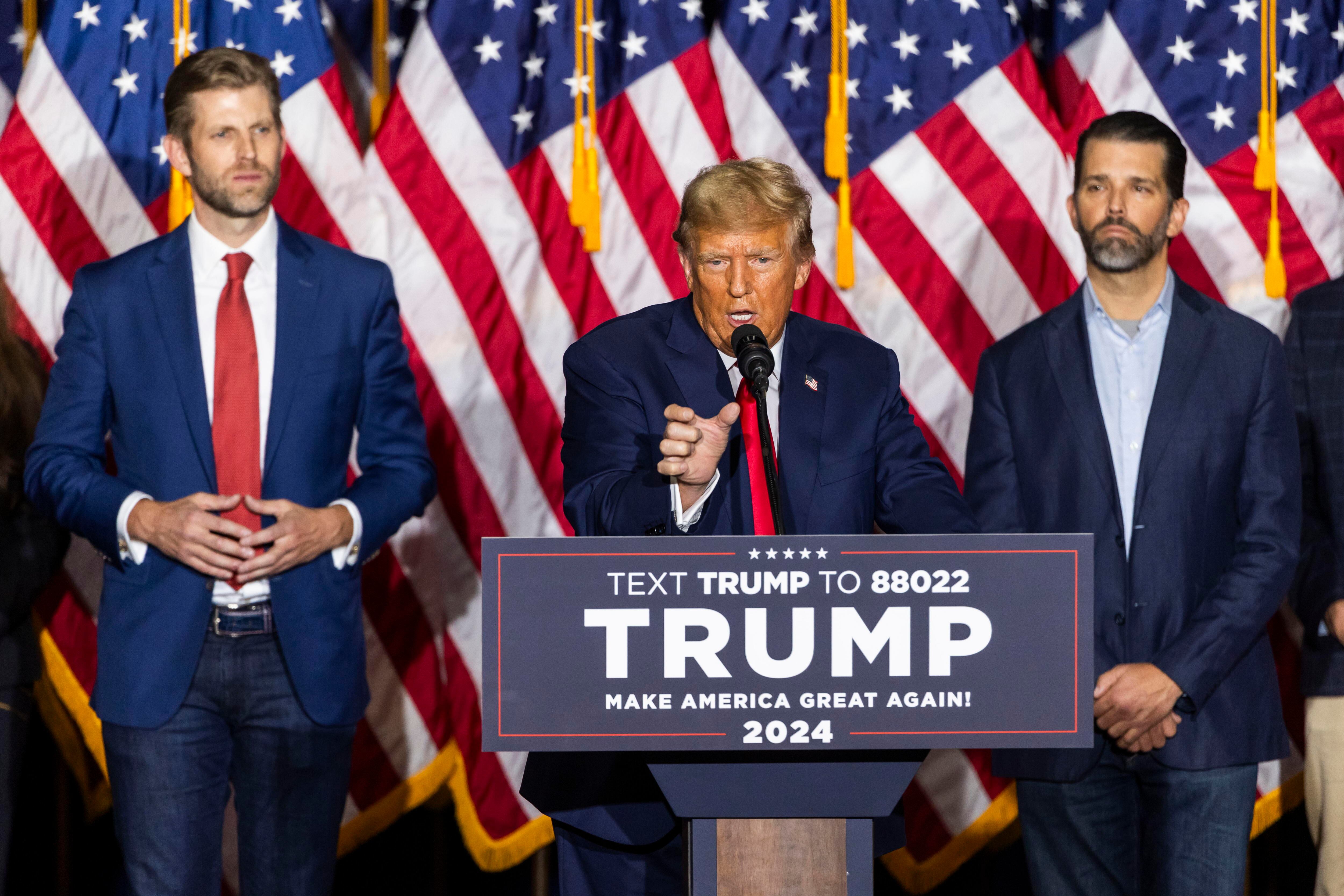 Des Moines (United States), 16/01/2024.- Former President Donald Trump (C) speaks at the Iowa Events Center after winning the first-in-the-nation Iowa caucus in Des Moines, Iowa, USA, 15 January 2024. Trump won the state handily, defeating former South Carolina Governor Nikki Haley and Florida Governor Ron DeSantis. The Republican presidential race now moves to New Hampshire for that state's Republican primary on 23 January. (Elecciones) EFE/EPA/JIM LO SCALZO