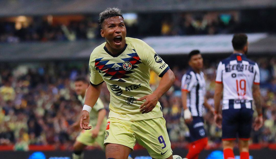 Roger Martínez celebrando un gol en la Liga BBVA MX