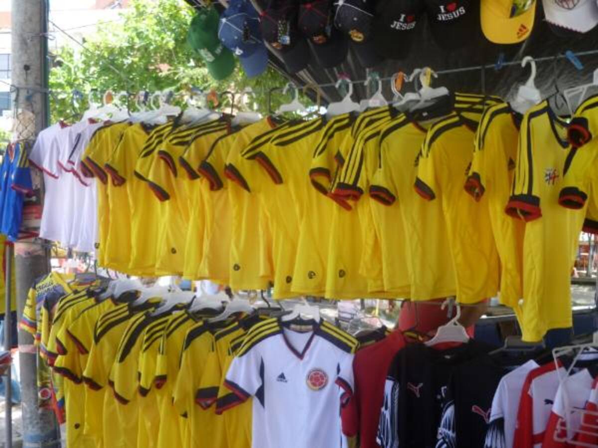 Las camisetas de la Selección Colombia inundan las calles de la capital del Atlántico.