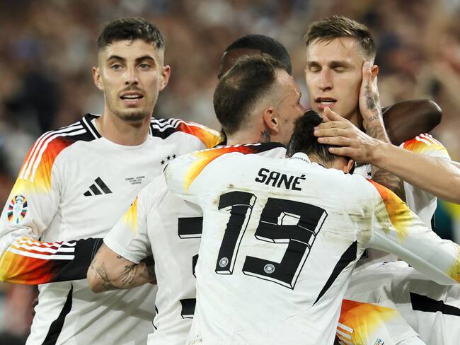 Dortmund (Germany), 29/06/2024.- Nico Schlotterbeck of Germany (R) is celebrated by teammates for his assist to scoring the 2-0 goal during the UEFA EURO 2024 Round of 16 soccer match between Germany and Denmark, in Dortmund, Germany, 29 June 2024. (Dinamarca, Alemania) EFE/EPA/RONALD WITTEK