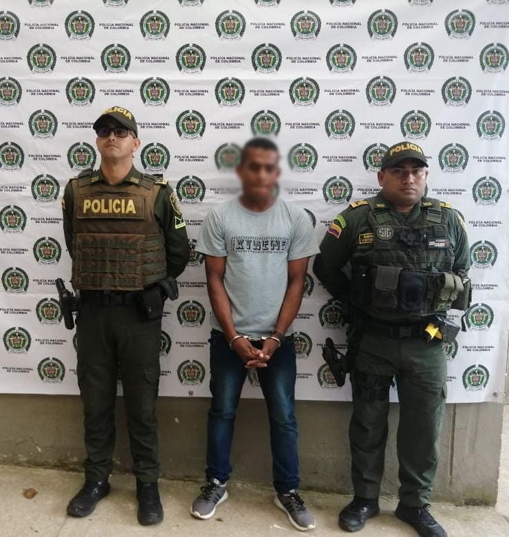 Una vez en la estación de Policía verificaron la identidad de este sujeto y presentaba una orden de captura vigente por el delito de homicidio, requerido desde el municipio de Dagua Valle por hechos acontecidos en el año 2019.