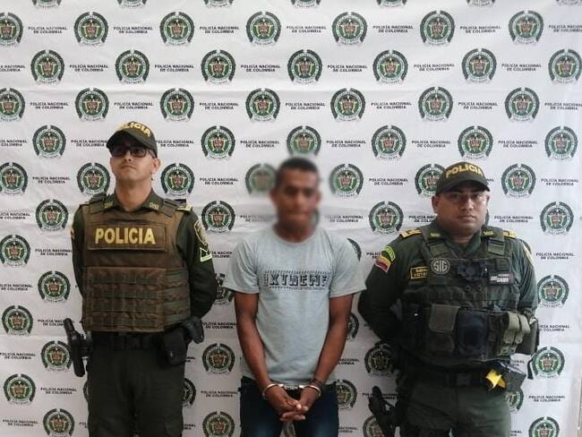 Una vez en la estación de Policía verificaron la identidad de este sujeto y presentaba una orden de captura vigente por el delito de homicidio, requerido desde el municipio de Dagua Valle por hechos acontecidos en el año 2019.