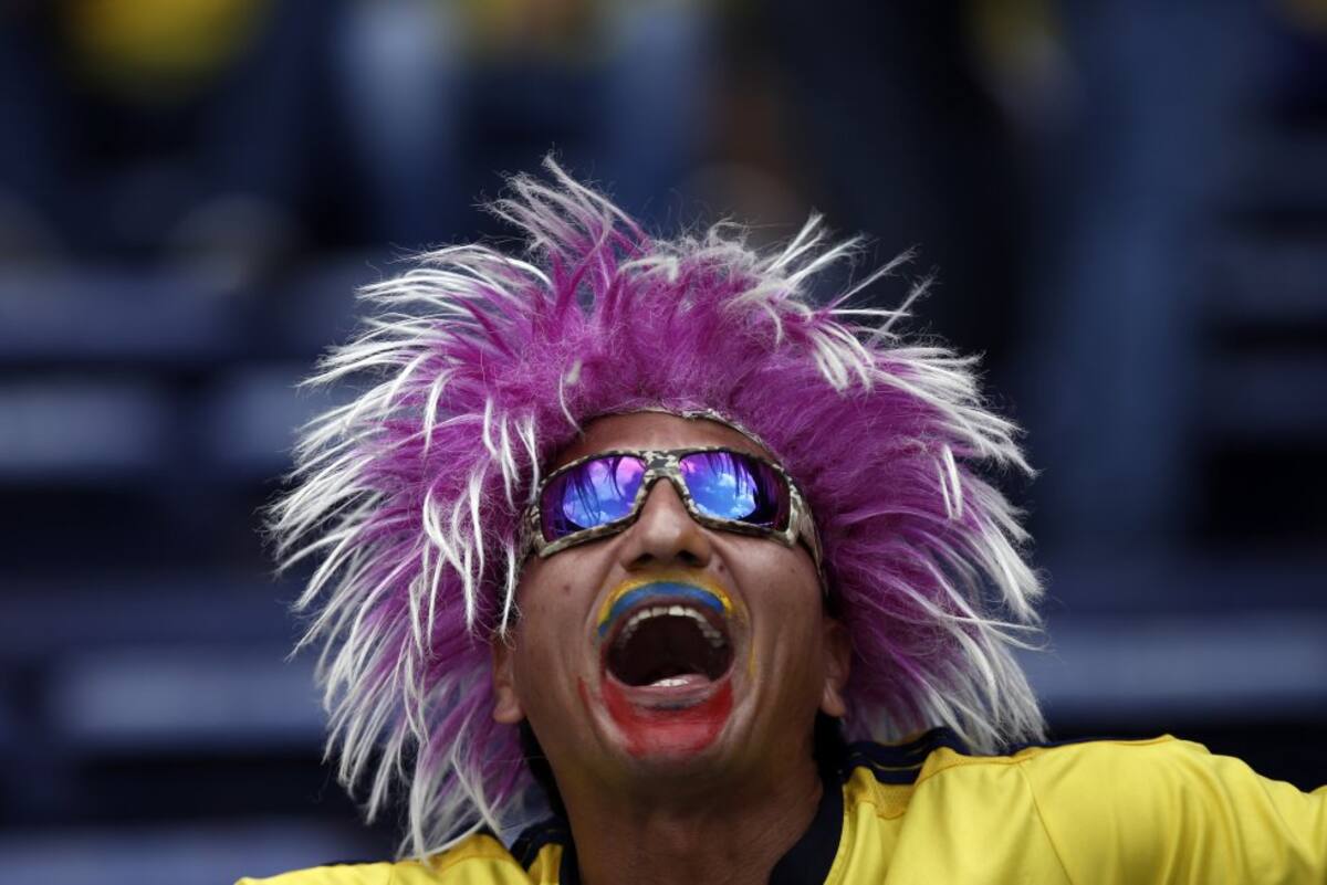 Los rostros de los colombianos en la tribuna a la espera del inicio del partido.