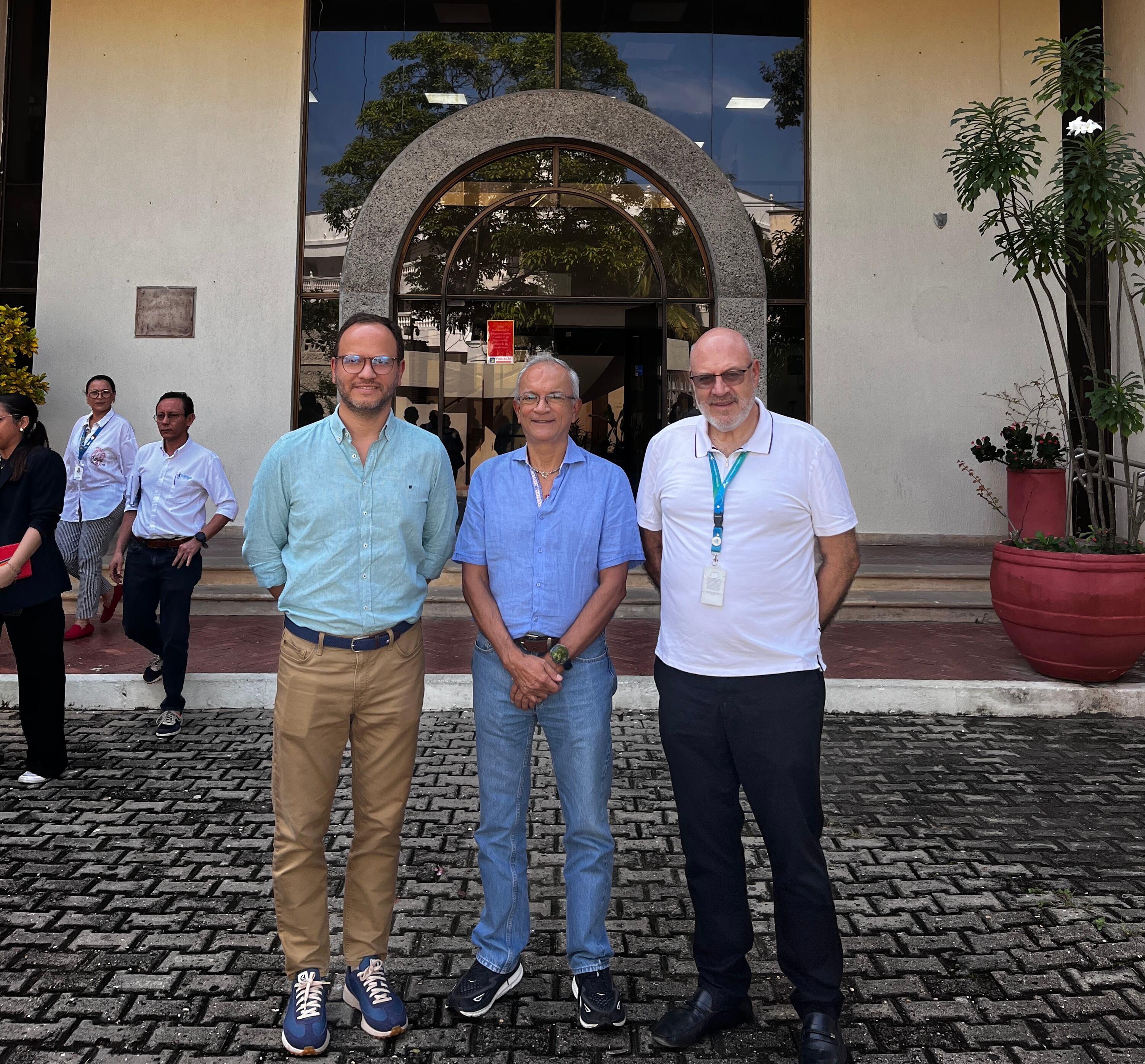 De izquierda a derecha: Gerente de Operaciones Surtigas, Gerente General de Afinia y Gerente General de Acuacar