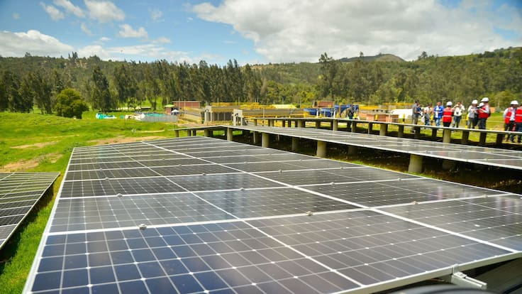 La energía solar llega a zonas olvidadas de Colombia y transforma la vida de miles de personas