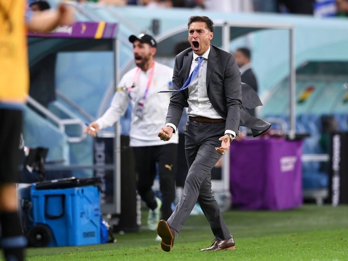 Diego Alonso apuntó duramente contra el arbitraje tras la eliminación de Uruguay