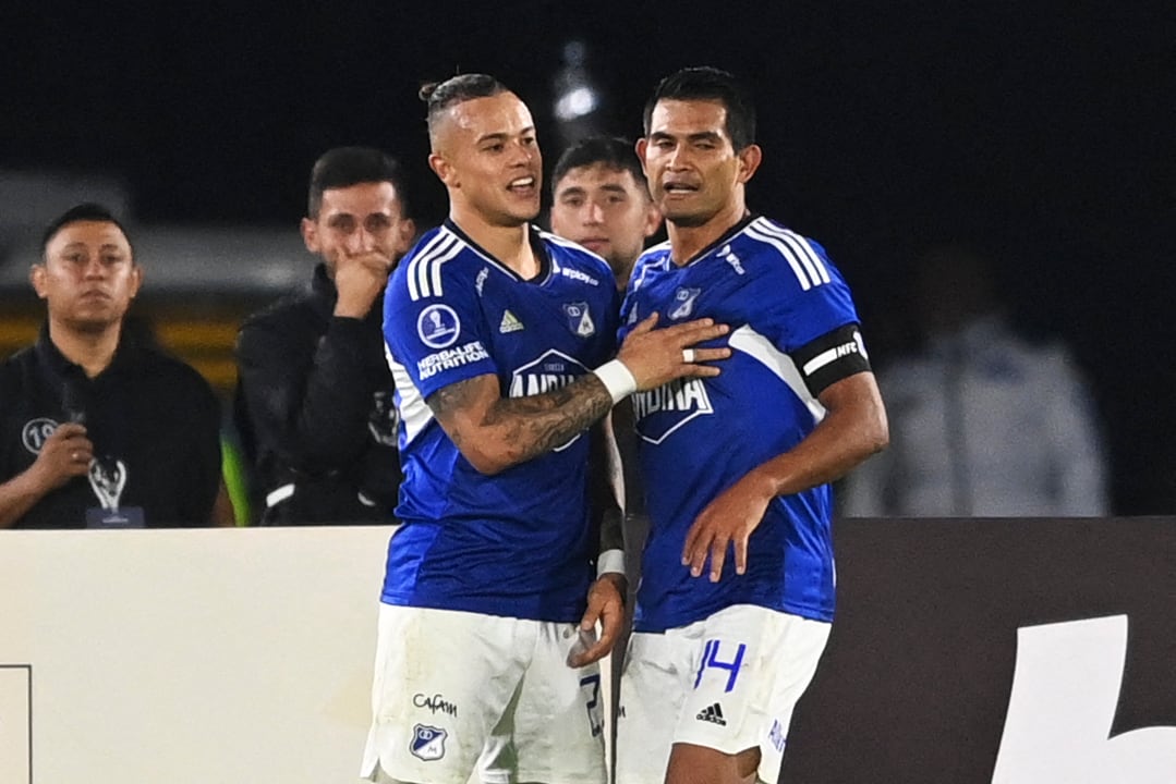 Leonardo Castro y David Mackalister Silva, los goleadores de Millonarios ante Defensa y Justicia. (Photo by Juan BARRETO / AFP) (Photo by JUAN BARRETO/AFP via Getty Images)
