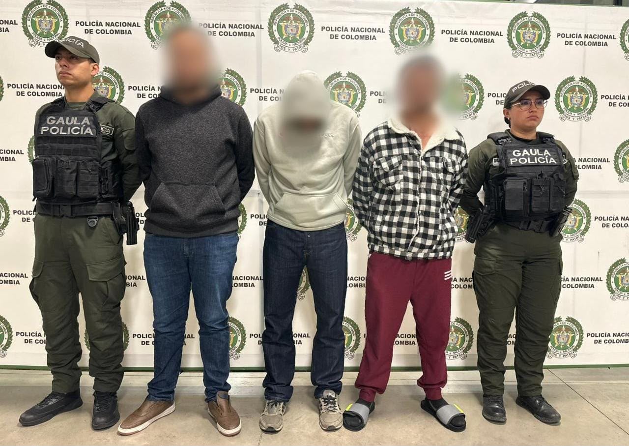 Capturados presuntos extorsionistas que delinquían bajo la modalidad de falsa encomienda en Bogotá. Foto: Policía Metropolitana de Bogotá