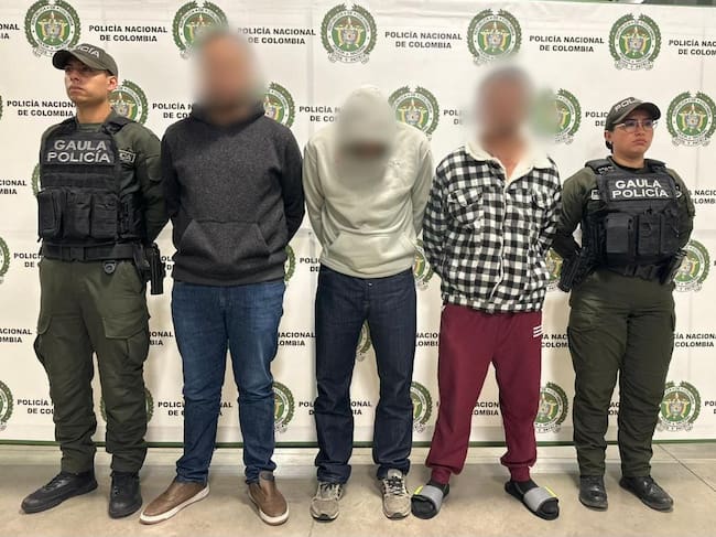 Capturados presuntos extorsionistas que delinquían bajo la modalidad de falsa encomienda en Bogotá. Foto: Policía Metropolitana de Bogotá