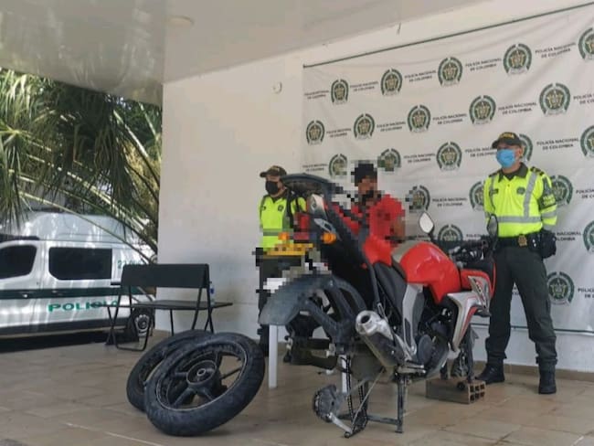 Policías del Tolima descubren particular caleta en una moto