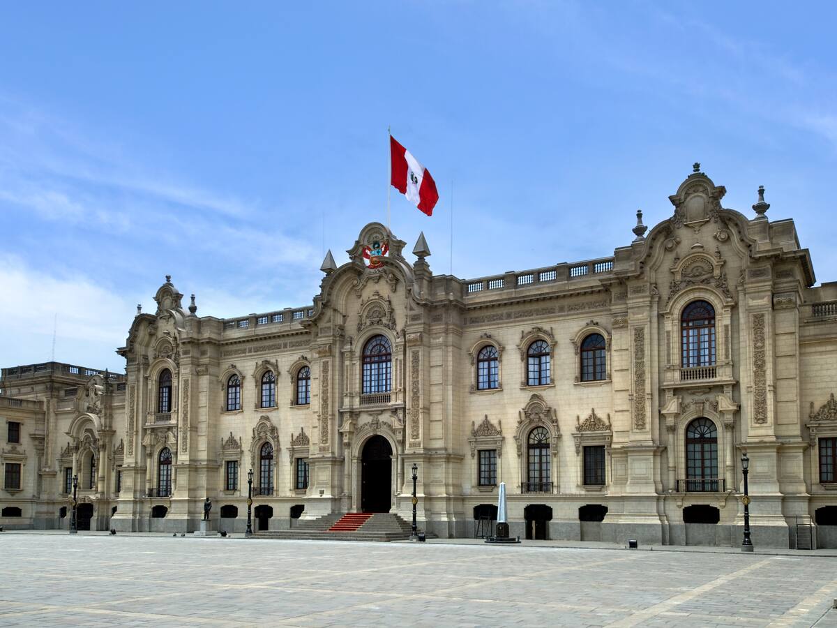 Perú se mantiene entre llamado a elecciones y crisis diplomática internacional