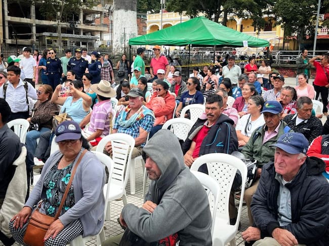 Llega la primera entrega de ayudas a Caqueza: más de 200 familias son las damnificadas