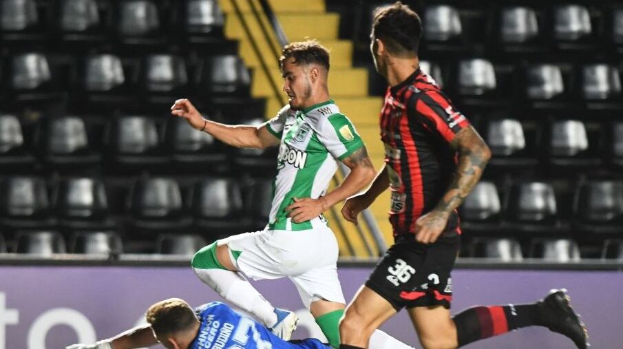 Tomas Gutierrez Angel frente al arquero de Patronado Matias Budiño en el partido de ida disputado en Argentina (Photo by Jose ALMEIDA / AFP) (Photo by JOSE ALMEIDA/AFP via Getty Images)