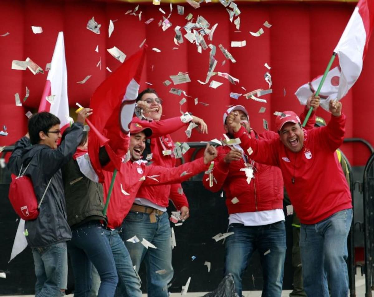 Los hinchas capitalinos recibieron a su equipo en el estadio El Campin.
