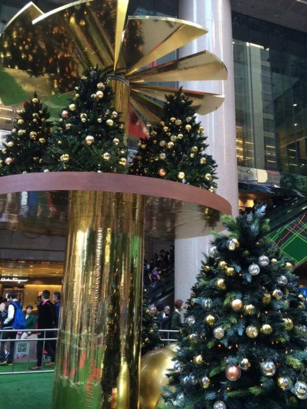 Árboles humanos, en los ríos y las ciudades más emblemáticas del mundo inundadas de luces y de la magia de la navidad. / Hong Kong.