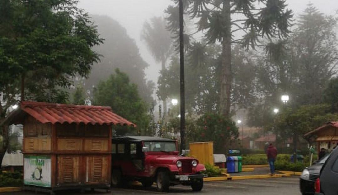 Parque principal de Filandia, Quindío en estos días de lluvia, cielo  nublado y frío