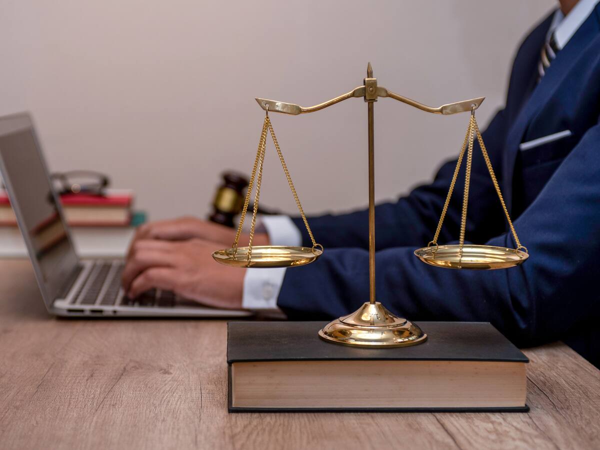 Se hizo lo que inicialmente debió hacerse, adjudicarse al único proponente: abogado