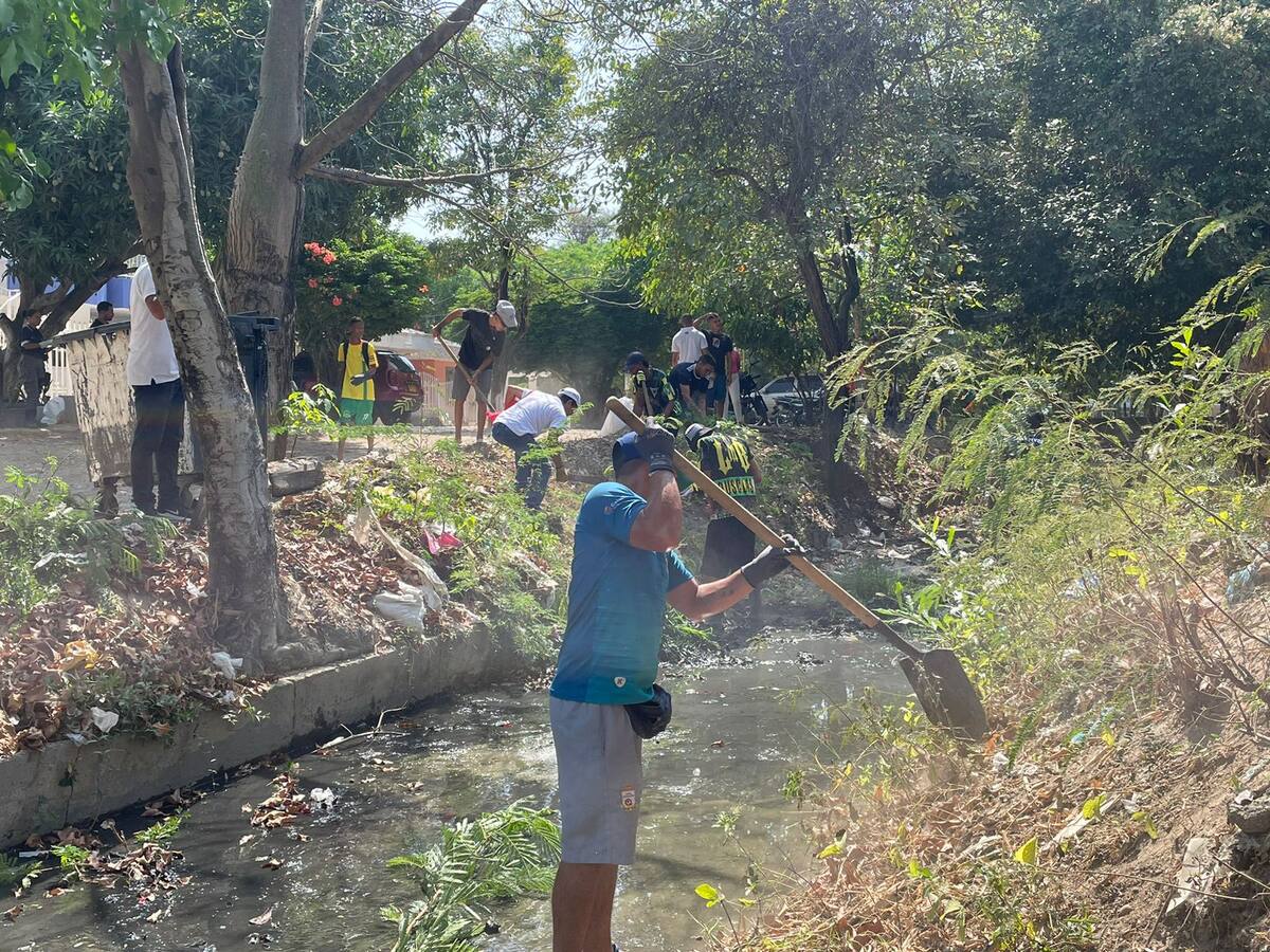 Integrantes de la Rebelión Auriverde Norte apoyaron limpieza de canal en Los Calamares