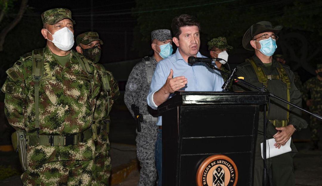 Diego Molano (centro) al finalizar el consejo de seguridad en Valledupar.