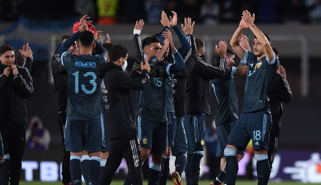 Los jugadores de Argentina festejan el triunfo sobre Perú.