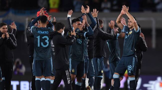 Los jugadores de Argentina festejan el triunfo sobre Perú.