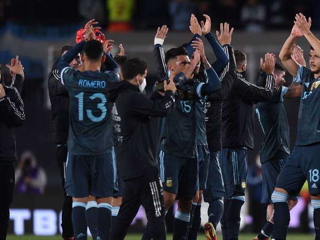 Los jugadores de Argentina festejan el triunfo sobre Perú.