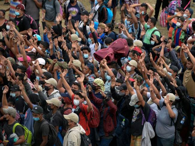 La caravana migrante de centroamericanos durante una oración colectiva mientras piden a las autoridades guatemaltecas que les permitan seguir su rumbo. 