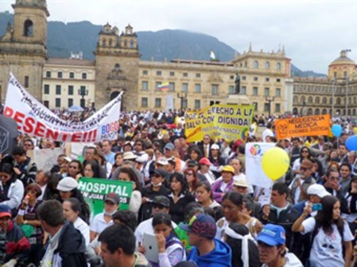 Protesta de médicos afecta a usuarios de hospitales en Bogotá