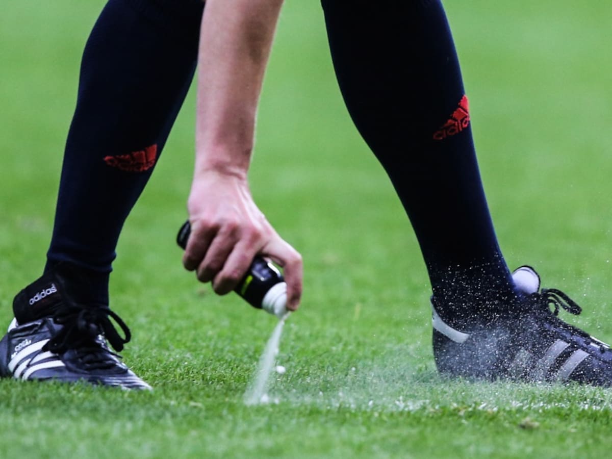 El spray de los árbitros pone en jaque a la FIFA