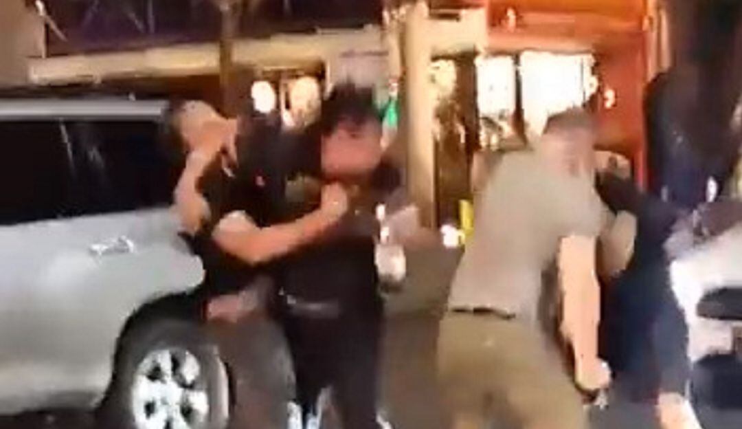 En un video grabado se puede observar como escobar protagonizó una pelea callejera. Según Escobar fue atacado por Petristas.