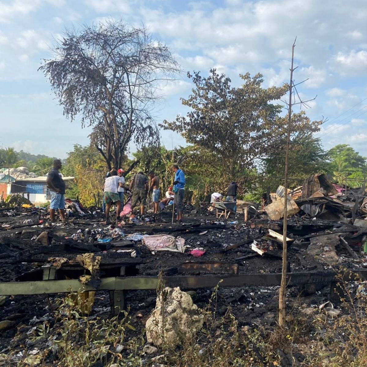 Lo perdieron todo: familias afectadas por incendio en barrio Henequén piden ayuda