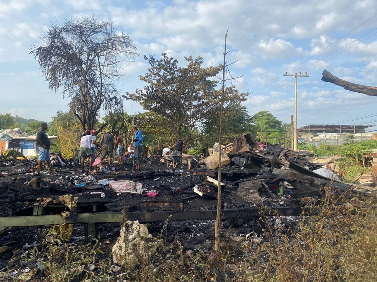 Lo perdieron todo: familias afectadas por incendio en barrio Henequén piden ayuda