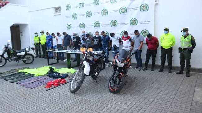 Esta banda utilizaba uniformes y elementos de la Policía Nacional, para cometer hurtos