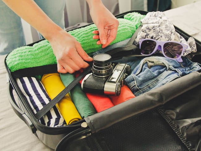 Persona empacando su equipaje de viaje. (Foto vía Getty Images)