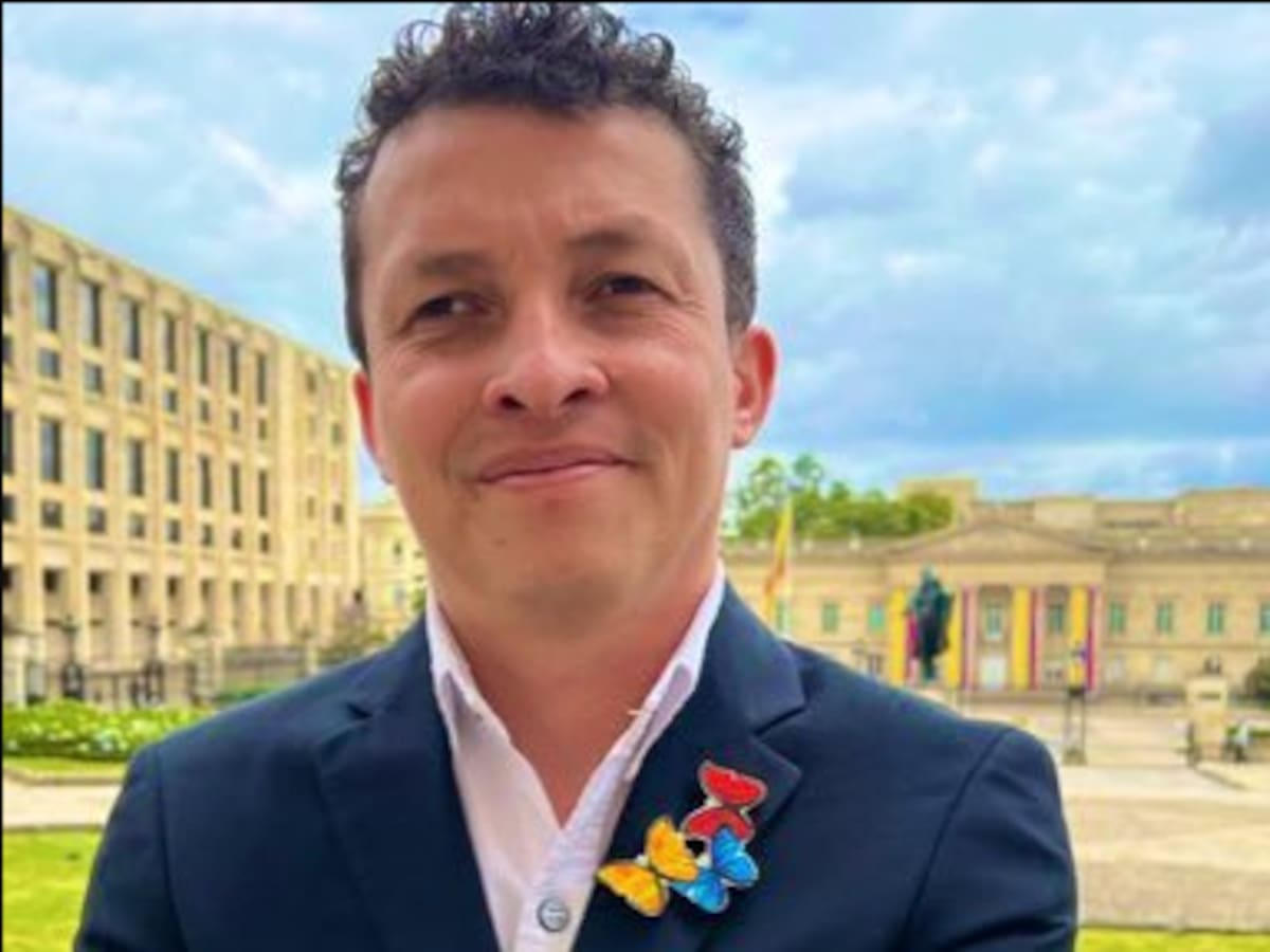 Confusión en títulos de Alejo Toro, en un libro aparece con dos carreras que no estudió