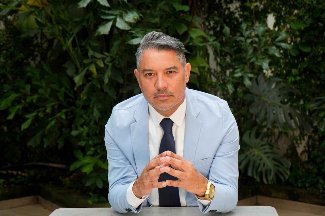 El cirujano colombiano John Edwin García revoluciona la cirugía plástica sin cicatrices