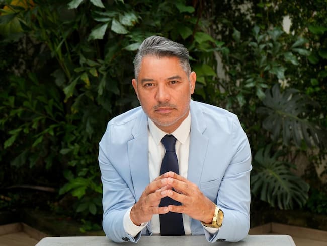 El cirujano colombiano John Edwin García revoluciona la cirugía plástica sin cicatrices